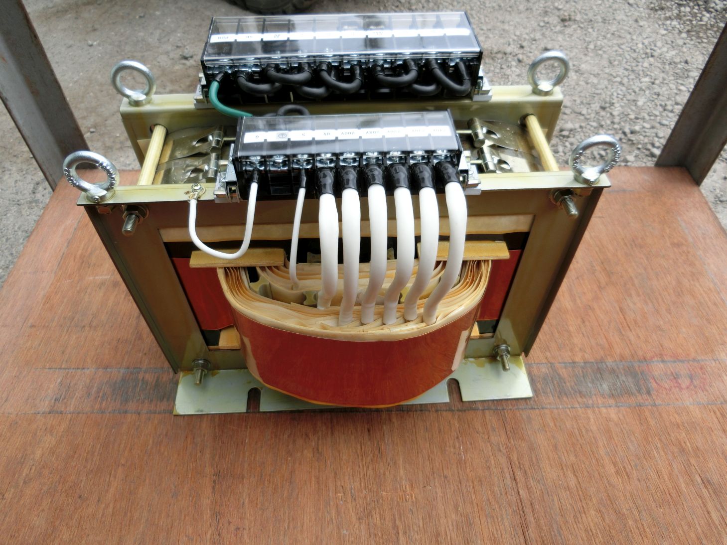 単相複巻変圧器（電磁シールド付き変圧器）