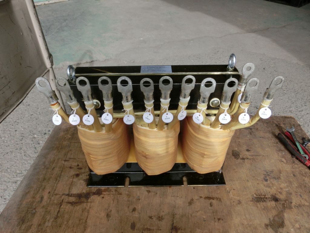 三相変圧器（10kVA）