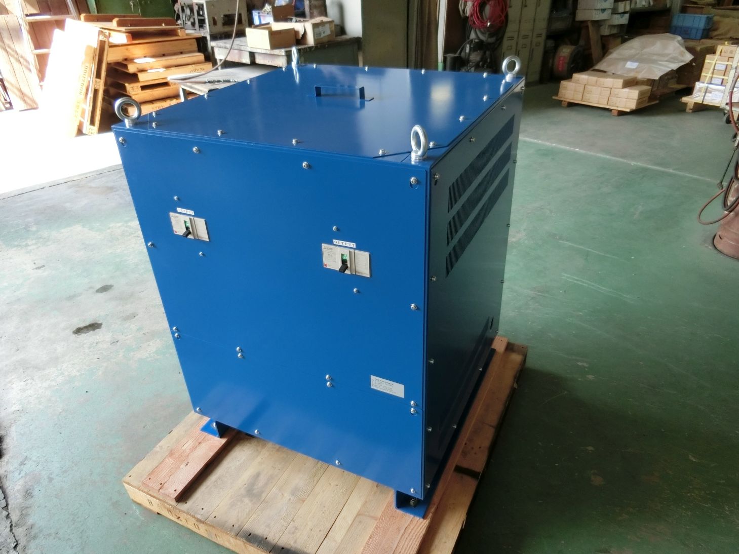 三相変圧器 ケース付き、ブレーカー付き