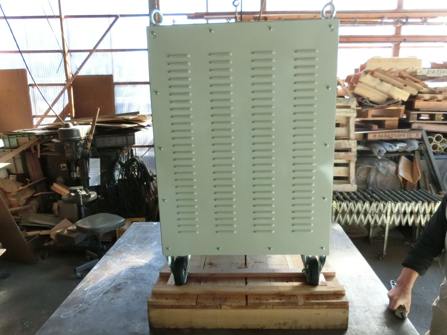 三相変圧器 ケース入り、キャスター付き